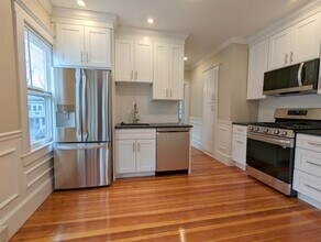 35 Trowbridge St, Unit 2 in Arlington, MA - Building Photo - Building Photo