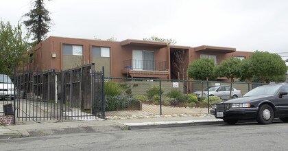 2440 E 21st St in Oakland, CA - Foto de edificio - Building Photo