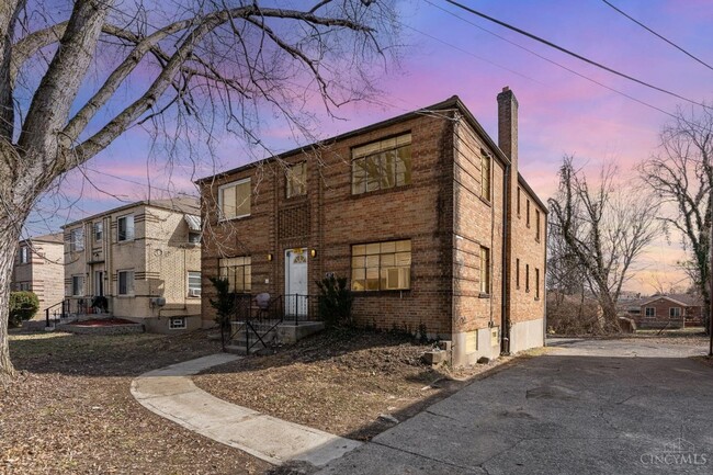 1627 Summit Rd in Cincinnati, OH - Foto de edificio - Interior Photo