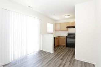 Skyridge Club Apartments in Crystal Lake, IL - Building Photo - Interior Photo