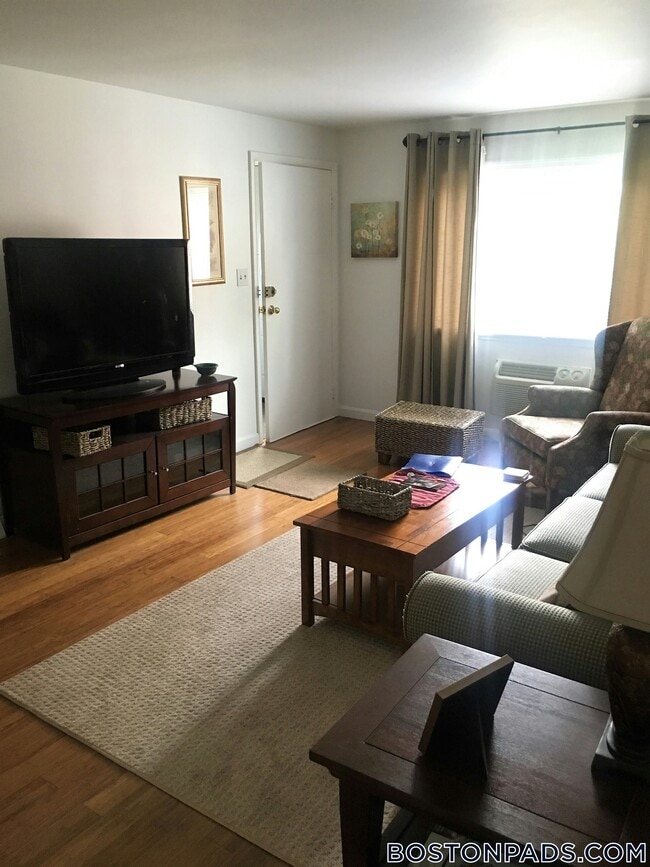 25 Oxford Cir in Belmont, MA - Building Photo - Building Photo