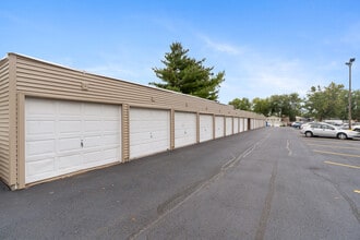Breckenridge Apartments in Davenport, IA - Building Photo - Building Photo