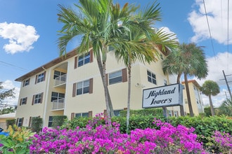 Highland Towers in Fort Lauderdale, FL - Building Photo - Building Photo