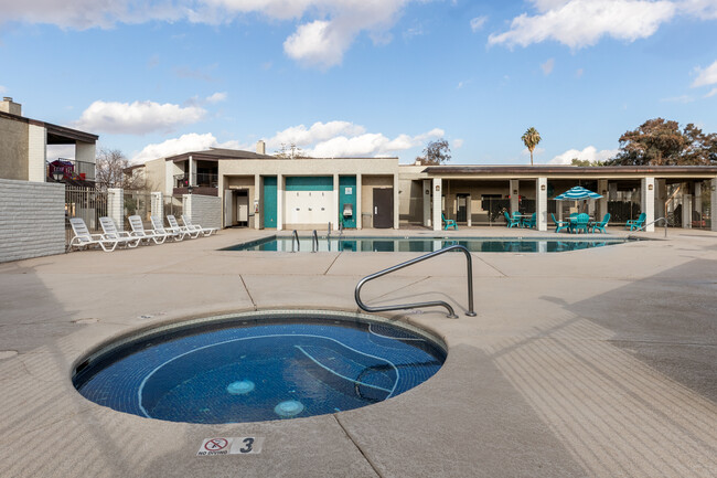 Las Brisas Apartments in Casa Grande, AZ - Building Photo - Building Photo