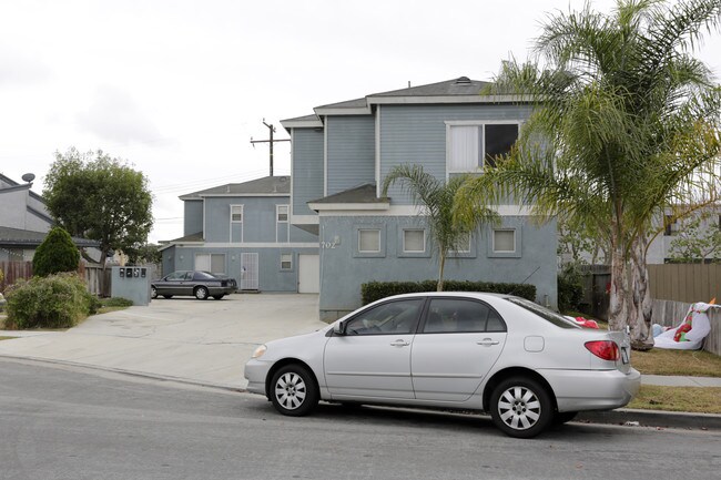 702 Jay Cir in Huntington Beach, CA - Building Photo - Building Photo