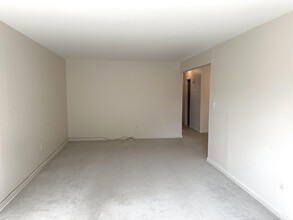 6653 79th St, Unit Unit#2 in Middle Village, NY - Foto de edificio - Building Photo