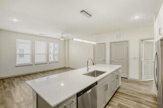 10715 Garland Rd in Dallas, TX - Foto de edificio - Building Photo