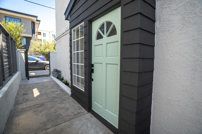 907 5th St, Unit C in Hermosa Beach, CA - Foto de edificio - Building Photo