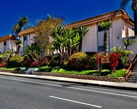 Carlton Ridge *1st Month Free OAC* in Santee, CA - Foto de edificio - Building Photo