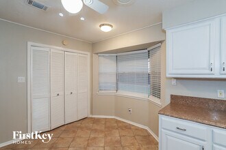 613 W Castle Harbour Dr in Friendswood, TX - Building Photo - Building Photo