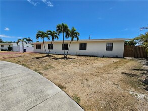 16321 SW 96th Ave in Cutler Bay, FL - Foto de edificio - Building Photo
