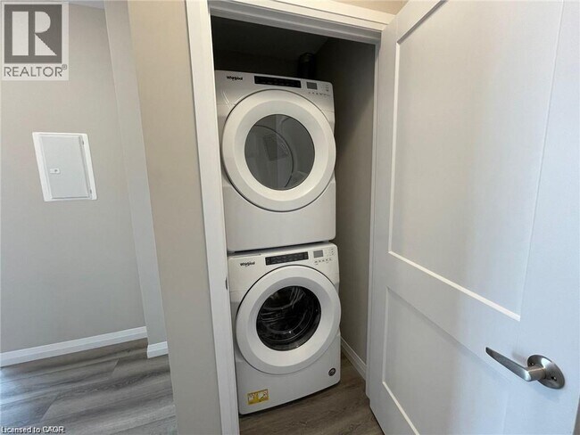 104 Garment St in Kitchener, ON - Building Photo - Building Photo