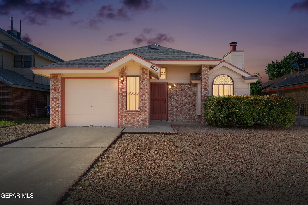 5612 Mickey Mantle Ave in El Paso, TX - Foto de edificio