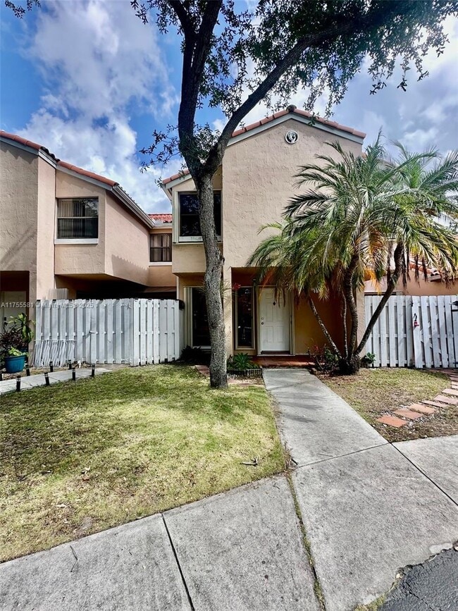11800 SW 80th St in Miami, FL - Foto de edificio - Building Photo