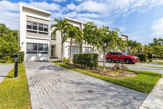 2475 NE 135th St in North Miami, FL - Building Photo - Building Photo