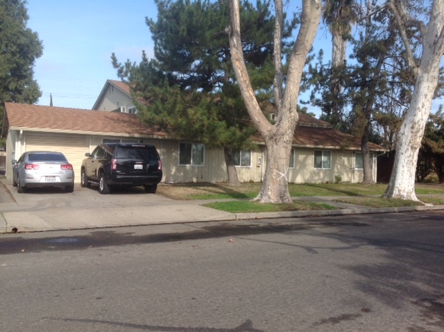 323 E Locust St in Lodi, CA - Building Photo