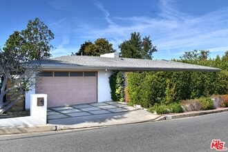 2145 Linda Flora Dr in Los Angeles, CA - Foto de edificio - Building Photo