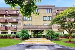 12900 W Heiden Cir in Lake Bluff, IL - Building Photo