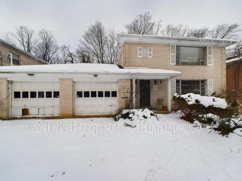 1836 Cromwell Dr in Akron, OH - Building Photo