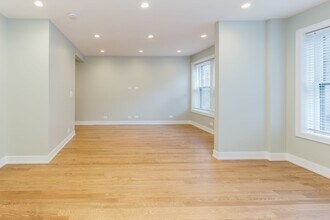 429 W Surf St, Unit 1A in Chicago, IL - Foto de edificio - Building Photo