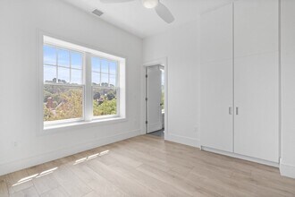 1592 Beacon St, Unit 101 in Brookline, MA - Foto de edificio - Building Photo