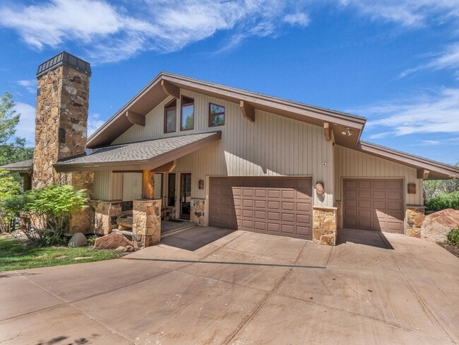 property at 2555 Larkspur Dr