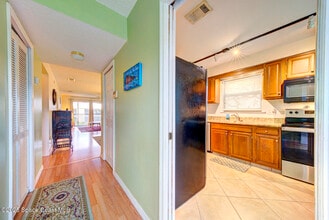 201 International Dr in Cape Canaveral, FL - Foto de edificio - Building Photo