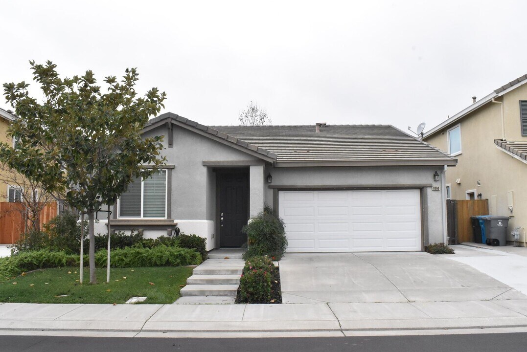 8060 Finchley Court in Vacaville, CA - Building Photo