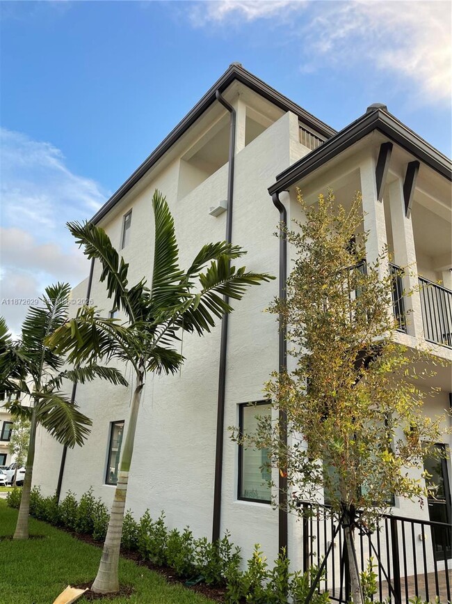 8118 NW 42nd St in Doral, FL - Building Photo - Building Photo