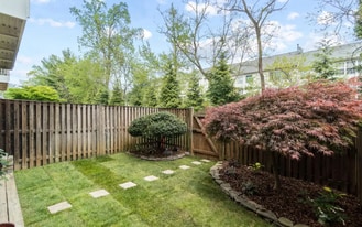 2827 Kalmia Lee Ct, Unit 102 in Falls Church, VA - Building Photo