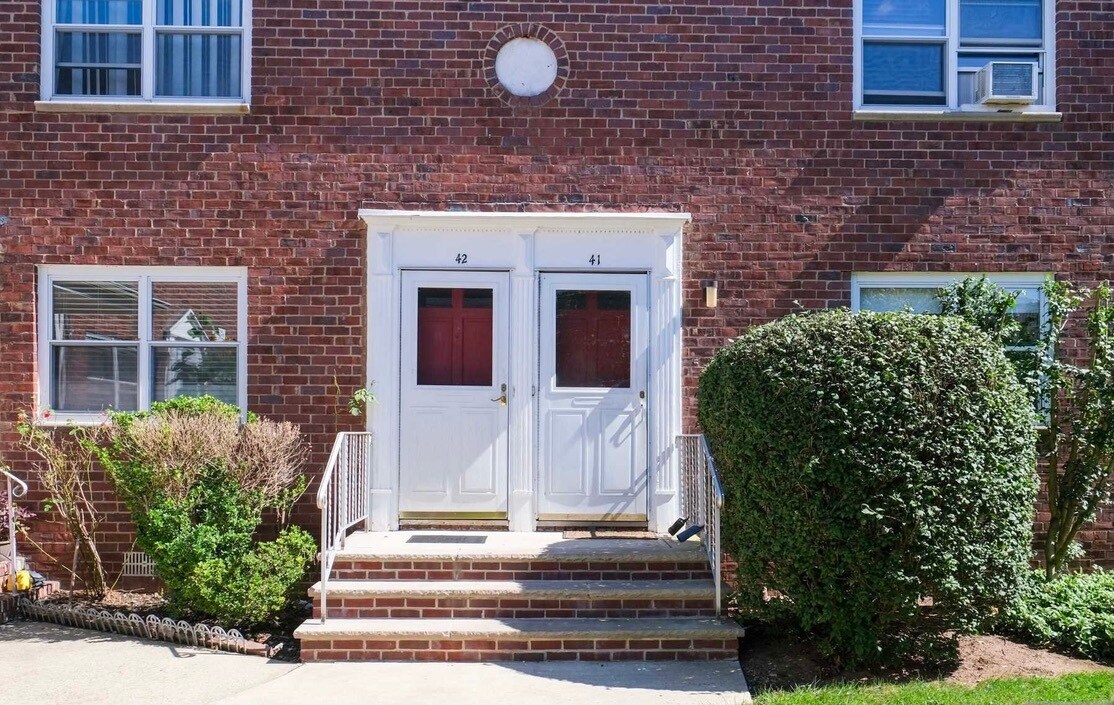 480 Crestwood Ave, Unit 41 in Hackensack, NJ - Building Photo