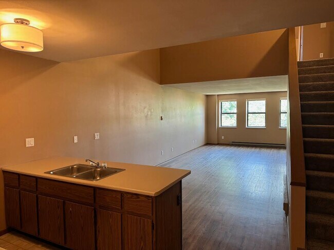 46 E Jackson St, Unit Apartment 4 in Hartford, WI - Building Photo - Building Photo