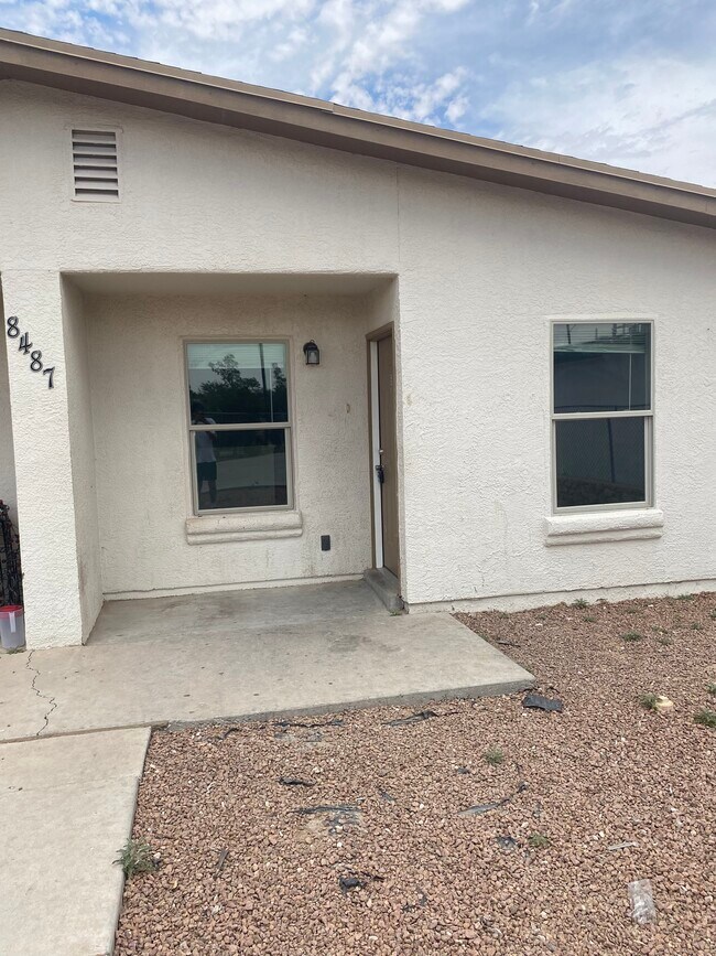 8487 Roseway Dr, Unit B in El Paso, TX - Building Photo - Building Photo