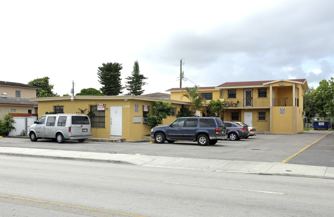 1456 W 29th St in Hialeah, FL - Building Photo