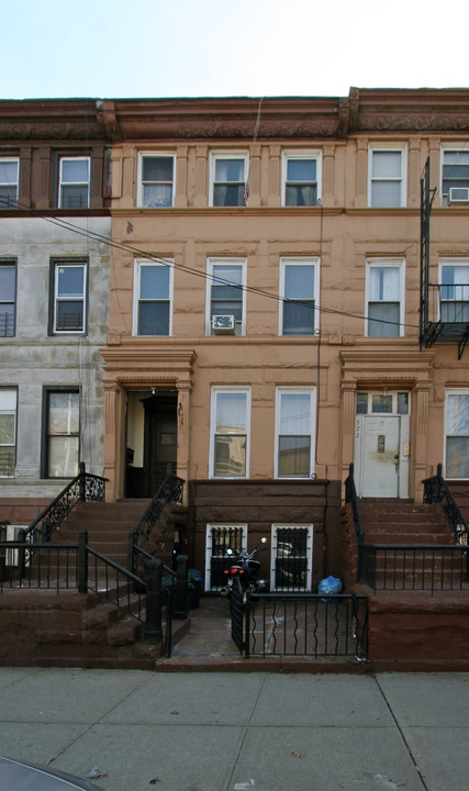 524 Putnam Avenue in Brooklyn, NY - Foto de edificio