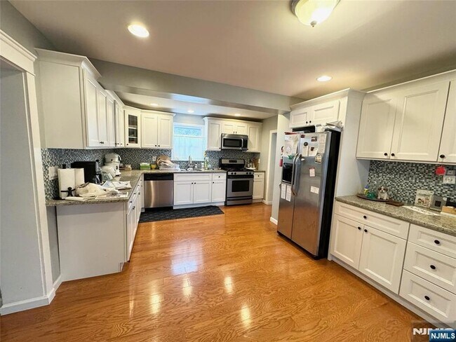 126 Irving St in Leonia, NJ - Building Photo - Building Photo