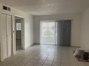 2744 W 60th St, Unit 51 in Hialeah, FL - Building Photo - Building Photo