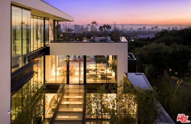 1210 Laurel Way in Beverly Hills, CA - Building Photo - Building Photo