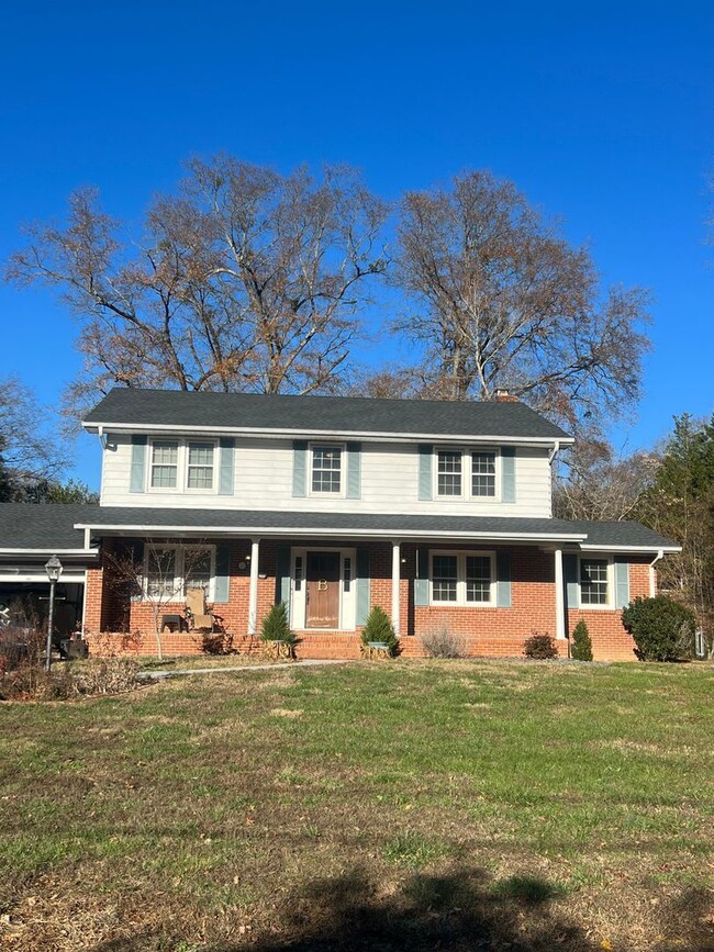 property at 5 Ivanhoe Cir