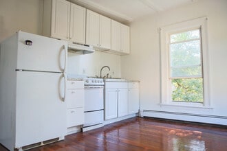 16 Russell Street, Unit 2nd Floor in Saugerties, NY - Building Photo - Building Photo