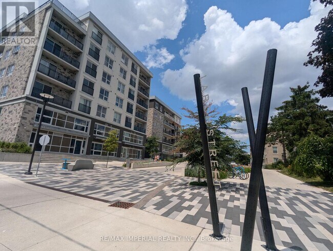 275-B275 Larch St in Waterloo, ON - Building Photo - Building Photo