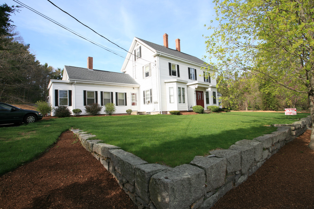 26 Pleasant St in Pembroke, MA - Building Photo