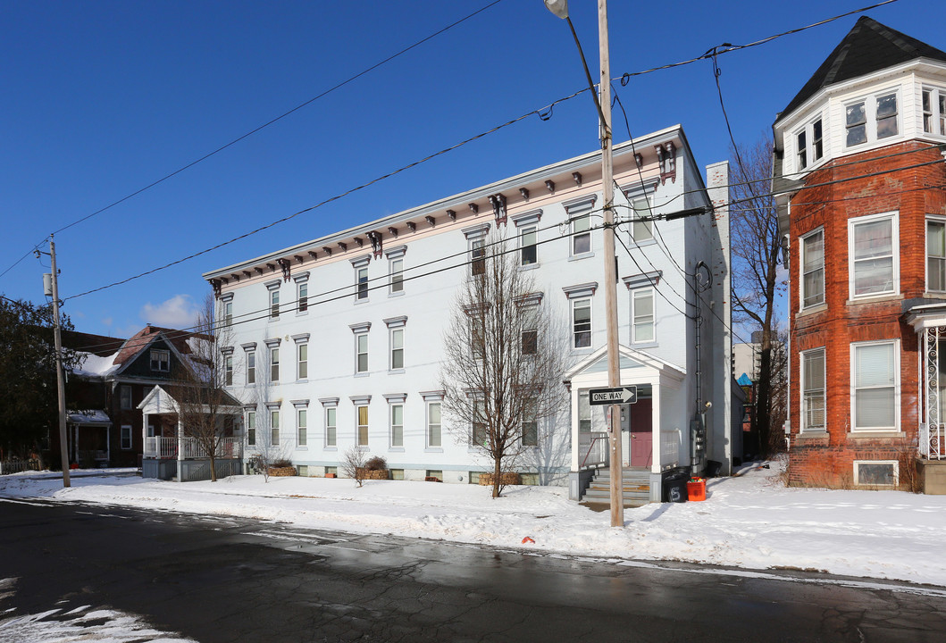 Willow Commons in Utica, NY - Foto de edificio