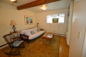 28 Merton Rd, Unit Rear in Newport, RI - Building Photo - Building Photo