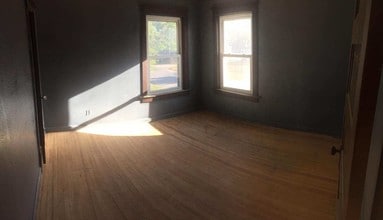 57 Mulberry St in Waterloo, IA - Building Photo - Building Photo