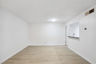 1150 Collier Rd NW, Unit k19 in Atlanta, GA - Building Photo - Building Photo