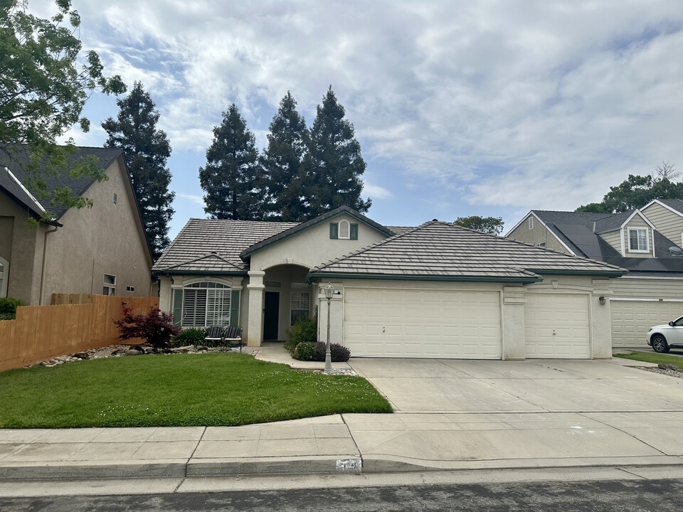54 N Burgan Ave in Clovis, CA - Building Photo