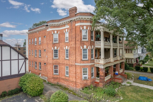 2130 Scottwood Ave in Toledo, OH - Building Photo - Building Photo