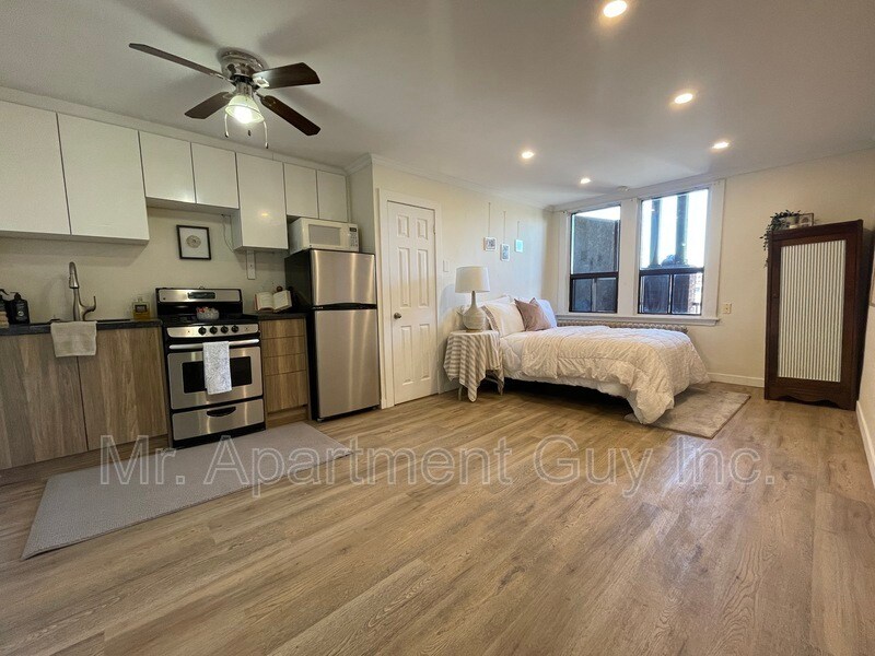 44 Victoria Ave S in Hamilton, ON - Building Photo