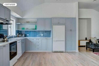 35 Bayberry Ln in Sag Harbor, NY - Foto de edificio - Building Photo